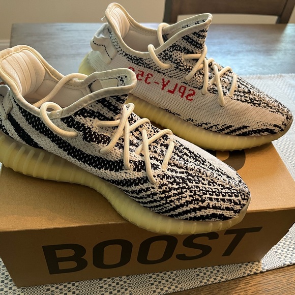 Like new Yeezy Boost 350 Addidas Men’s size 7, Women’s size 8.5 - Picture 5 of 7